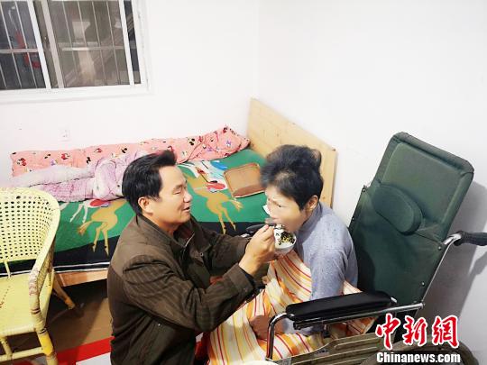 孝贤村里孝贤多孝子5年每天3小时照顾母亲创奇迹