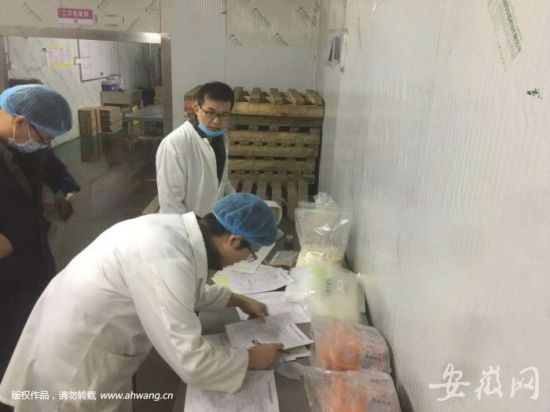 食品公司被曝脏乱差 食药监局：暂未发现过期原材料