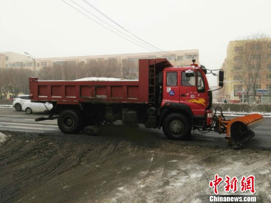 大型清雪车清扫路面积雪。　戚亚平 摄