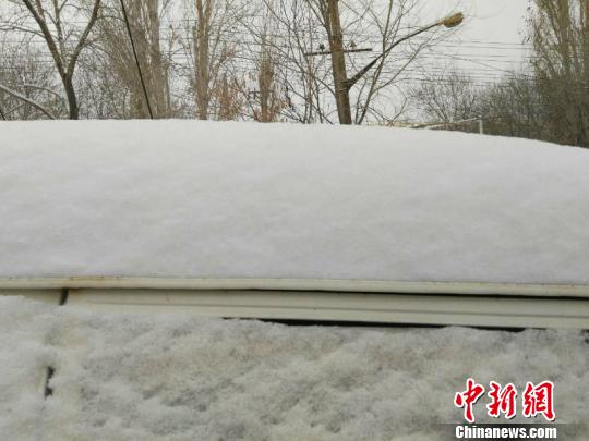 乌鲁木齐大风后迎降雪降温积雪厚度超10厘米（图）