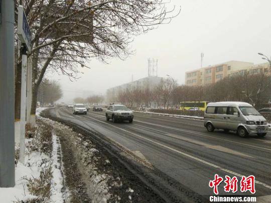 路上车辆缓慢行驶。　戚亚平 摄