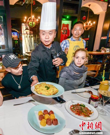 外国友人品尝中华老字号美食感受&ldquo;不同味道&rdquo;