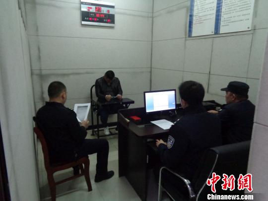 到派出所帮朋友调解纠纷网上逃犯&ldquo;自投罗网&rdquo;