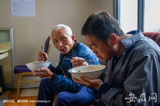 忙活一趟后和工友吃饭。