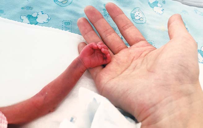 奇迹！出生时仅重一斤二两 合肥这位“掌心宝宝”回家了