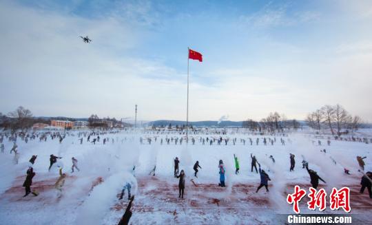 &ldquo;中国最冷小镇&rdquo;上演&ldquo;万人泼水成冰秀&rdquo;。(冯宏伟 王平 摄)