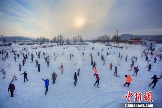 &ldquo;中国最冷小镇&rdquo;冬至上演&ldquo;万人泼水成冰秀&rdquo;