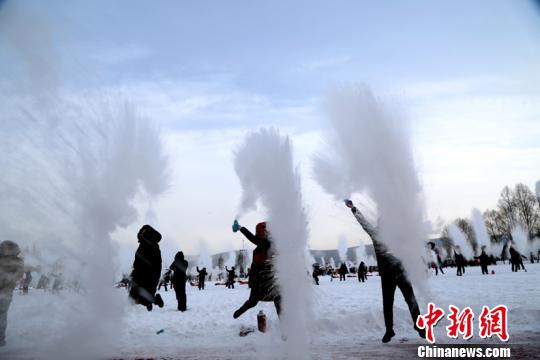 &ldquo;中国最冷小镇&rdquo;上演&ldquo;万人泼水成冰秀&rdquo;。(冯宏伟 王平 摄)
