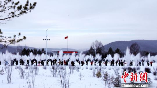 &ldquo;中国最冷小镇&rdquo;上演&ldquo;万人泼水成冰秀&rdquo;。(冯宏伟 王平 摄)