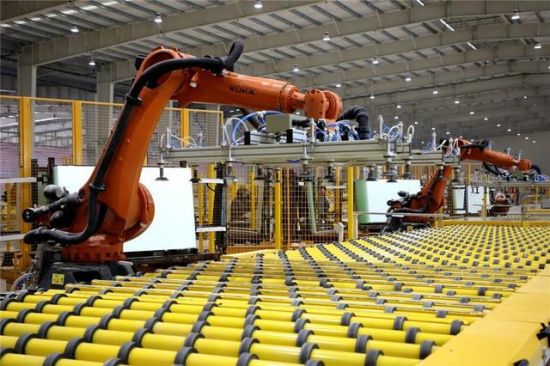 11世界最大光伏玻璃生产线投产 摄影：张树虎