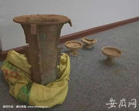 邓先生发现的青铜尊（左）和原始瓷豆。姜大为摄