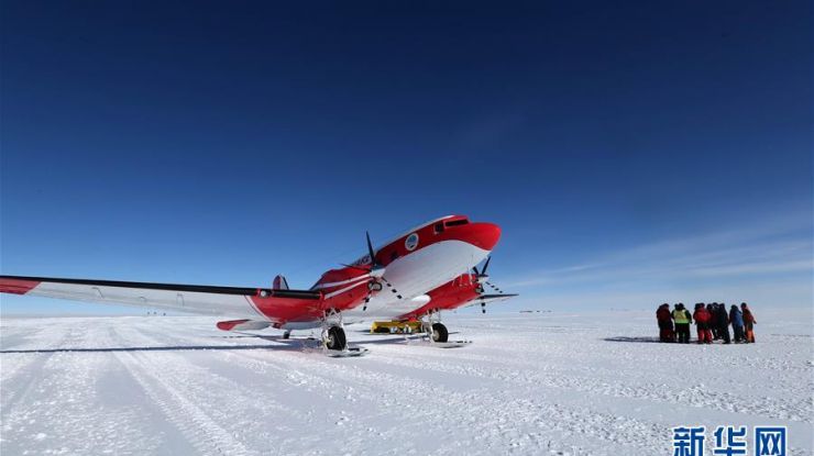 中国极地固定翼飞机降落南极冰盖之巅