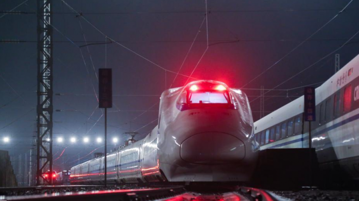  春运前夕探秘动车所里的“动车体检医生”