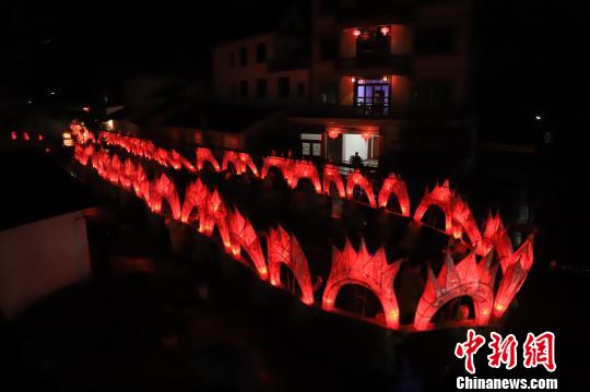 浙江遂昌村民舞起百年&ldquo;板凳龙&rdquo;闹元宵现场绮丽壮观