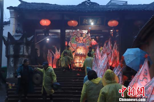 小马埠村的&ldquo;板龙&rdquo;共有45节，需要60多名村民配合才能舞动 遂昌提供 摄
