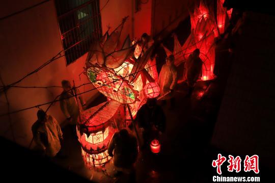 宛若一条&ldquo;火龙&rdquo;在地面舞动游走 遂昌提供 摄