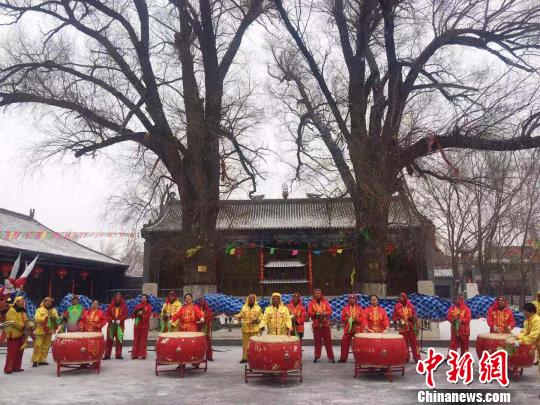 内蒙古民众奏响300年历史&ldquo;寿阳鼓&rdquo;闹元宵