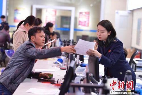 资料图：税务工作人员正在指导纳税人办理业务。王旺旺 摄