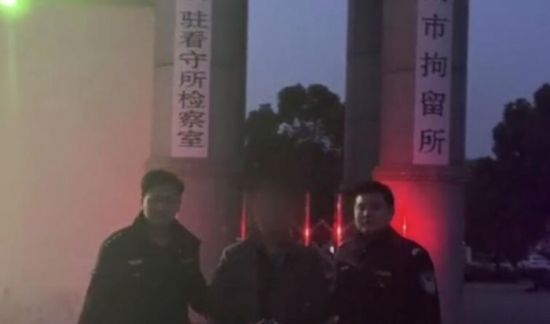 淮南男子当警察面换假警服 称想和真警察站一起