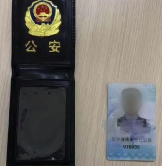 淮南男子当警察面换假警服 称想和真警察站一起