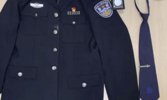 淮南男子当警察面换假警服 称想和真警察站一起