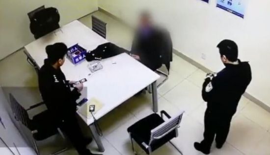 淮南男子当警察面换假警服 称想和真警察站一起