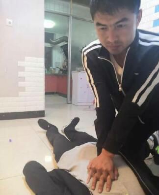 旁人都说没救了 阜阳退伍兵硬从死神手里救人一命