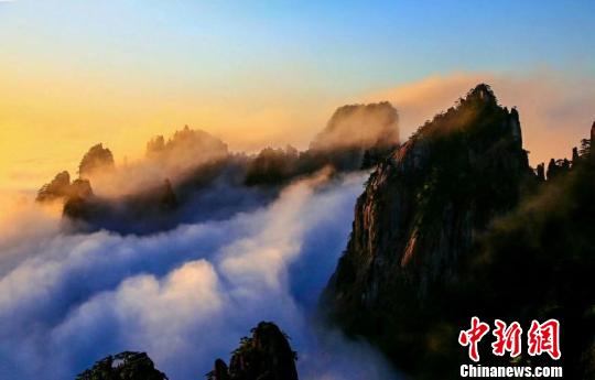 黄山云霞成海在千峰万壑之间变化多姿。　段雪峰 摄