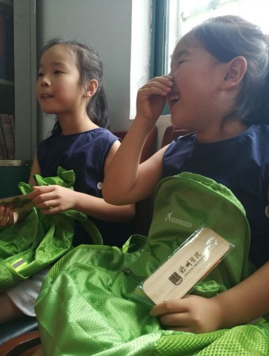 留守儿童开心的笑