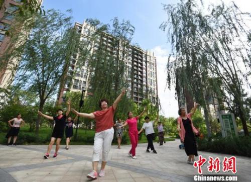 群众在跳广场舞。 宋敏涛 摄 点击进入下一页