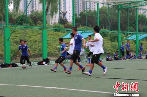 资料图:运动爱好者参加足球项目 。 张元秭 摄 点击进入下一页