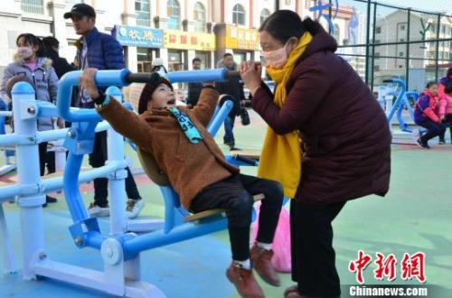 西宁市民在全民健身示范点锻炼身体。(资料图 鲁丹阳 摄) 点击进入下一页