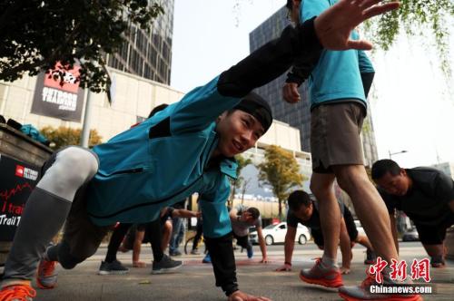 一群健身爱好者在教练的带领下进行户外野练。(资料图,<a target='_blank' href='http://www.chinanews.com/'>中新社</a>记者 汤彦俊 摄) 点击进入下一页