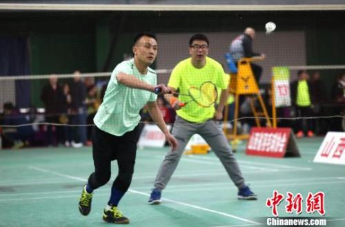 羽毛球爱好者在比赛中。(资料图) 点击进入下一页