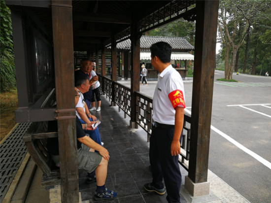 文明劝导员劝阻游客在景区内吸烟