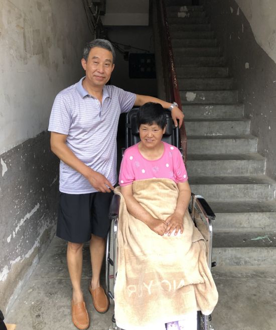 葛玉其生活照（左一）