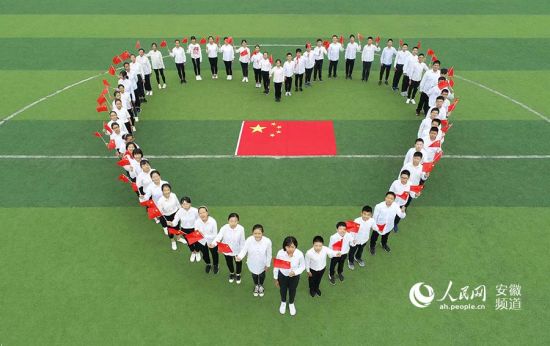 安徽滁州：与国旗合个影