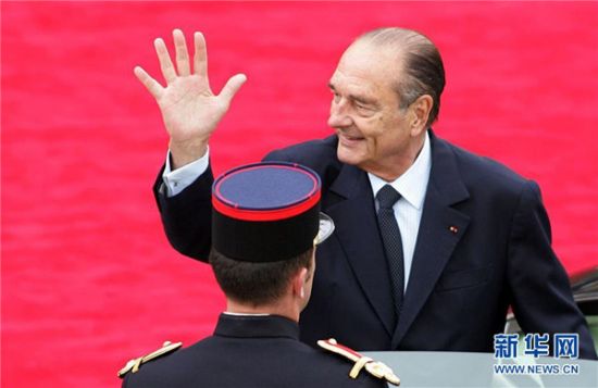 9月26日,据法国多家媒体报道,法国前总统希拉克逝世,享年86岁。 这是2007年5月16日,在法国首都巴黎,法国卸任总统希拉克(后)登车准备离开爱丽舍宫时向欢送的人群致意。 新华社记者宋立东摄