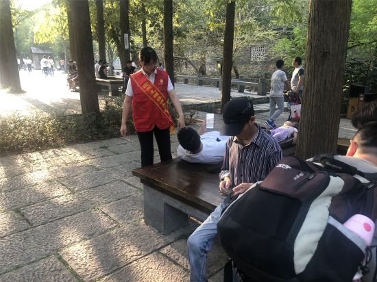 2019年10月3日下午，琅琊山风景区文明劝导志愿人员在醉翁亭景区广场对游客卧躺座椅行为进行劝导