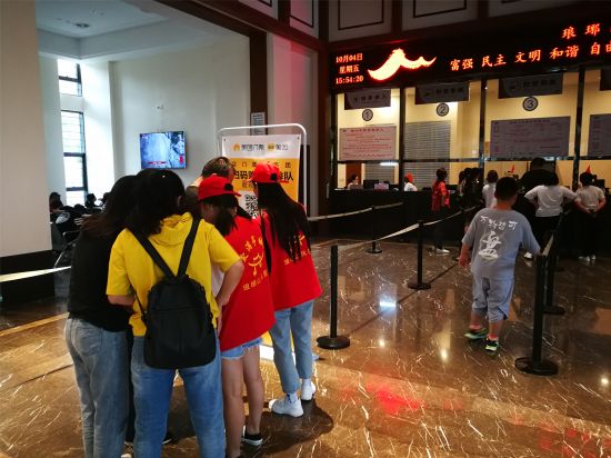 2019年10月4日下午，琅琊山风景区志愿者在北大门游客服务中心引导游客网上购票