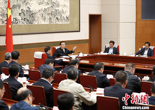 10月11日,中共中央政治局常委、国务院总理、国家能源委员会主任李克强在北京主持召开国家能源委员会会议。中共中央政治局常委、国务院副总理、国家能源委员会副主任韩正出席。<a target='_blank' href='http://www.chinanews.com/'>中新社</a>记者 刘震 摄 点击进入下一页