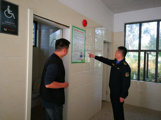 市琅管委执法局局长、创城办副主任王千兵检查《园区公厕卫生管理规定》