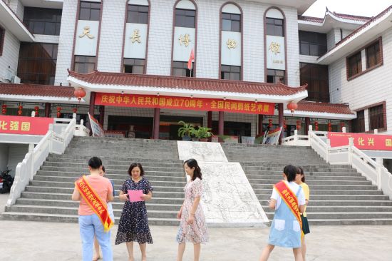 网络----7月20日 滁州市文明旅游志愿者在天长市博物馆向游客宣传文明旅游（日期可自行调整）