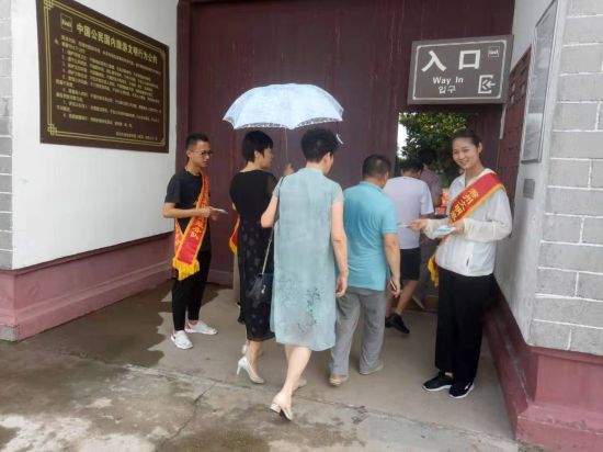 网络----7月24日 滁州市文明旅游志愿者在凤阳明皇陵景区宣传文明旅游、引导游客文明游览(日期可自行调整)