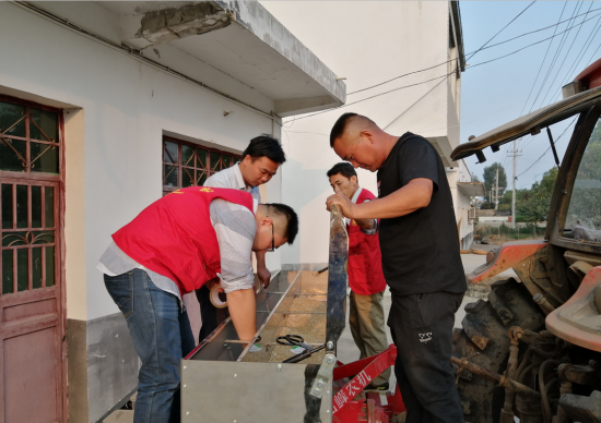 2019年9月29日下午，市农机推广站组织新时代文明实践志愿者赴南谯区章广镇开展乡村振兴志愿服务。