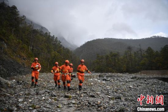 图为玉龙大队的指战员在玉龙雪山景区腹地进行山岳救援演练，消防员转运&ldquo;意外坠崖游客&rdquo; 刘冉阳 摄