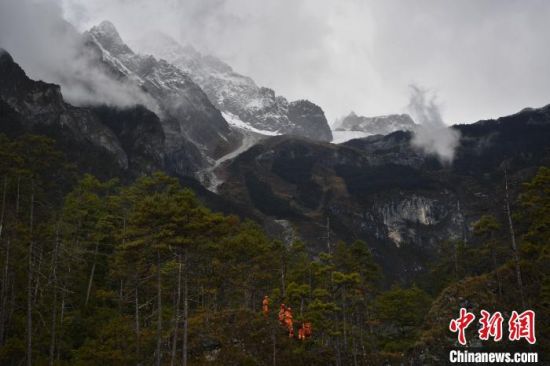 图为玉龙大队的指战员在玉龙雪山景区腹地进行山岳救援演练 刘冉阳 摄