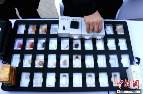 当日现场展出的炸药模型。　夏莹 摄