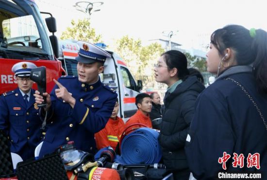 安徽合肥：反恐装备走上街头市民争相体验