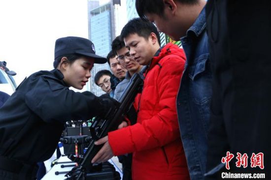 市民在体验反恐装备。　夏莹 摄